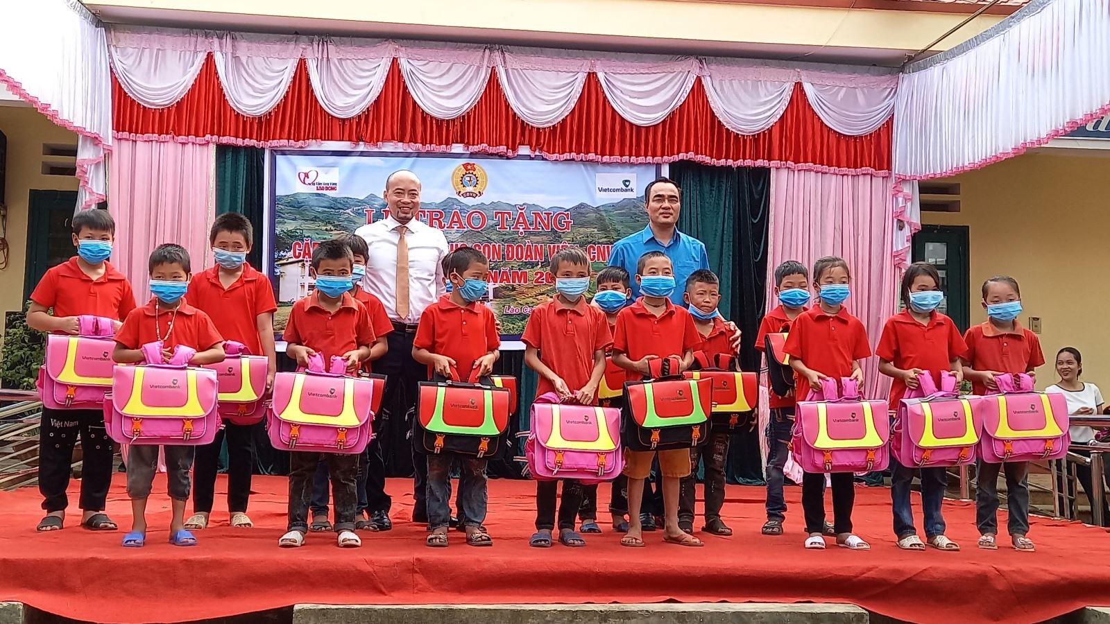Trao tặng cặp phao cứu sinh cho học sinh nghèo ở Lào Cai