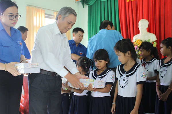 Trao tặng 3.000 tập vở cho học sinh Bình Thuận có hoàn cảnh khó khăn