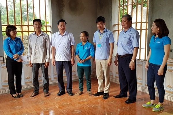 LĐLĐ tỉnh Ninh Bình: Trao tiền hỗ trợ xây nhà “Mái ấm công đoàn” cho CNLĐ có hoàn cảnh khó khăn