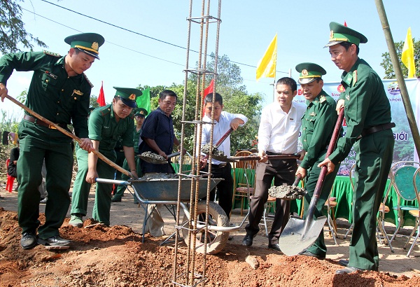 Khởi công xây dựng 3 nhà tình nghĩa  ở biên giới Việt - Lào
