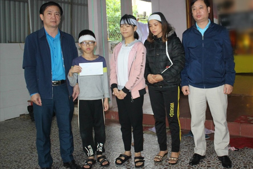 Trao tiền hỗ trợ gia đình 5 liệt sĩ hi sinh ở Quảng Trị