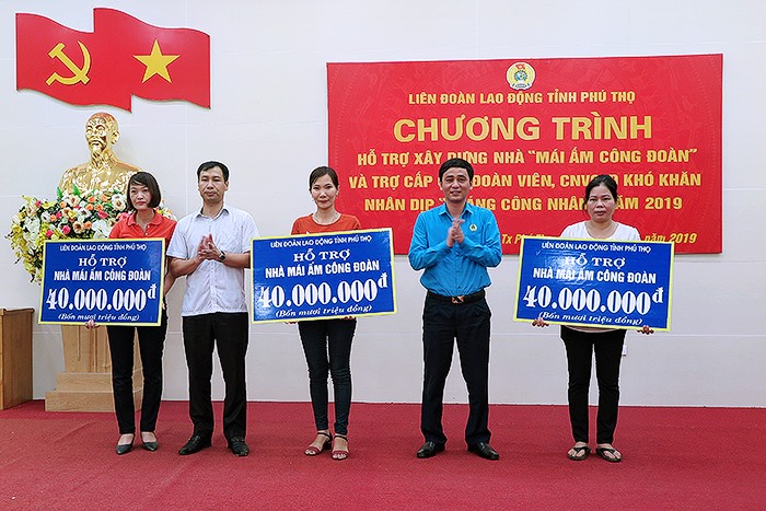 LĐLĐ Phú Thọ trao 140 triệu hỗ trợ cho đoàn viên, NLĐ khó khăn