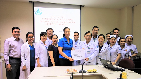 Quỹ TLV Lao Động tiếp sức cùng các y bác sĩ chống dịch tay chân miệng