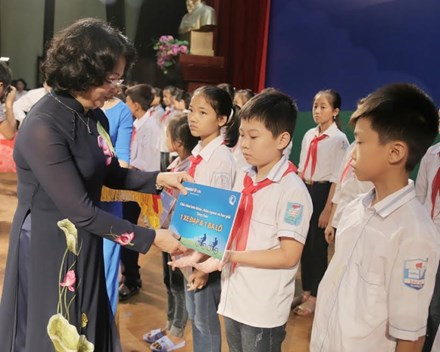 Phó Chủ tịch Nước trao tặng học bổng cho trẻ em hiếu học có hoàn cảnh khó khăn tại Hưng Yên