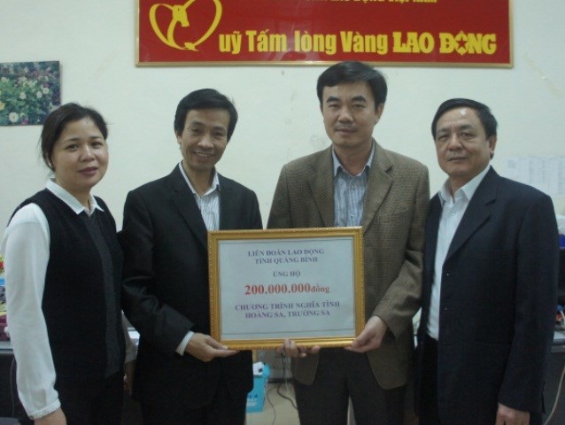 CNVCLĐ tỉnh Quảng Bình ủng hộ thêm 200 triệu đồng tới chương trình "Nghĩa tình Hoàng Sa, Trường Sa"