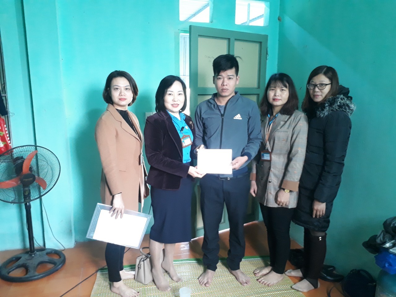 LĐLĐ tỉnh Bắc Ninh thăm và tặng quà cho CNLĐ bị tai nạn do hỏa hoạn