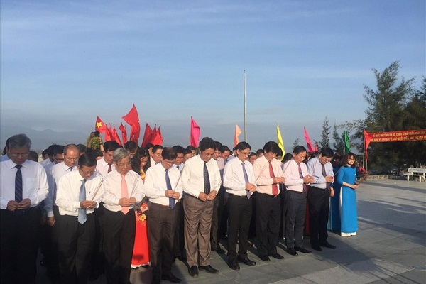 Quỹ Xã hội từ thiện Tấm lòng vàng và Tỉnh ủy Khánh Hòa: Dâng hương, đặt vòng hoa tại Khu tưởng niệm chiến sĩ Gạc Ma