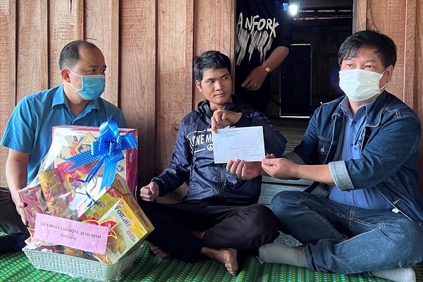 Quỹ XHTT Tấm lòng Vàng trao quà cho gia đình nạn nhân thiệt mạng do mưa lũ tại Bình Định