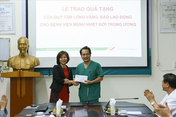 Quỹ Tấm lòng Vàng trao 2.000USD ủng hộ Bệnh viện bệnh nhiệt đới TƯ
