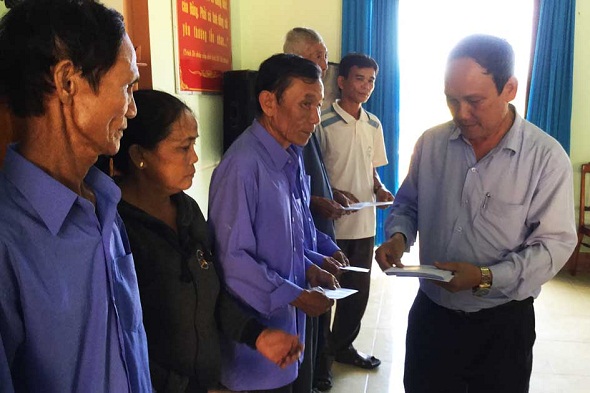 Quỹ Tấm lòng vàng Lao Động -Trao 35 suất quà cho nạn nhân vùng lũ Mỹ Cát (Bình Định)