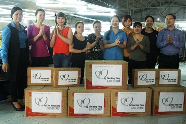 LĐLĐ tỉnh Ninh Bình: Trao tặng 500 suất quà cho công nhân hoàn cảnh khó khăn bị thiệt hại do mưa lũ