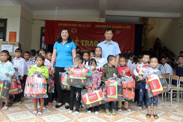 LĐLĐ tỉnh Lai Châu: Tặng quà cho 3 trường học xã Căn Co - huyện Sìn Hồ