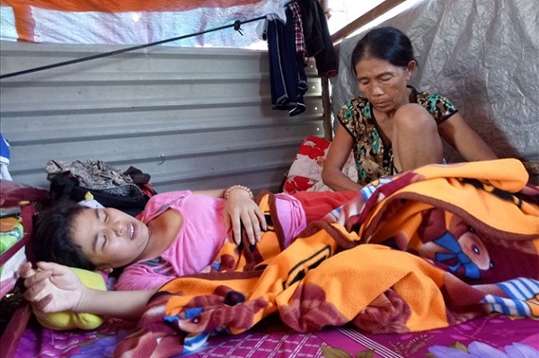 Xót xa mẹ ung thư cùng 2 con chờ chết trong túp lều tạm cạnh đình làng