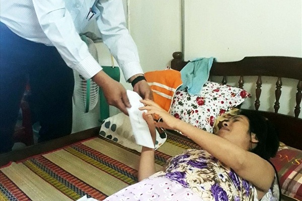 CĐ Ngành giáo dục tỉnh Kon Tum: Trao tiền hỗ trợ cho đoàn viện bị bệnh hiểm nghèo