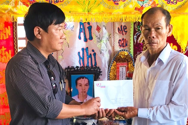 Quỹ Tấm Lòng Vàng Lao Động: Trao tiền hỗ trợ gia đình “hiệp sĩ” Nguyễn Văn Thôi