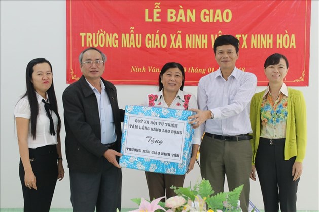 Bàn giao phòng học mới cho trẻ ở xã đảo Ninh Vân