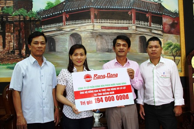Thông qua Quỹ Tấm lòng vàng, Cty Rạng Đông tặng bóng đèn cho người dân Quảng Nam