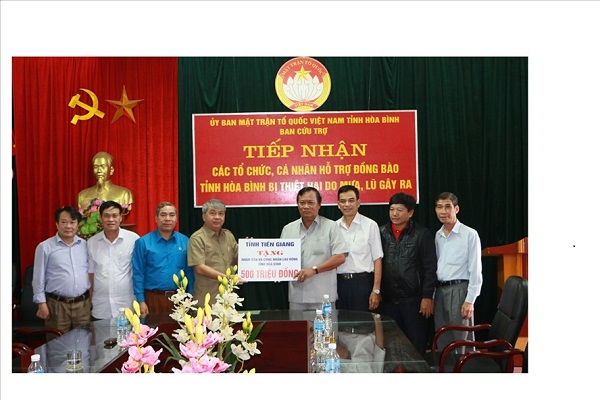 Tỉnh Tiền Giang hỗ trợ tỉnh Hòa Bình 600 triệu đồng khắc phục hậu quả mưa lũ