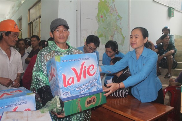 Quỹ Tấm lòng vàng Lao Động trao 300 suất quà đến người dân Phú Yên bị thiệt hại do bão