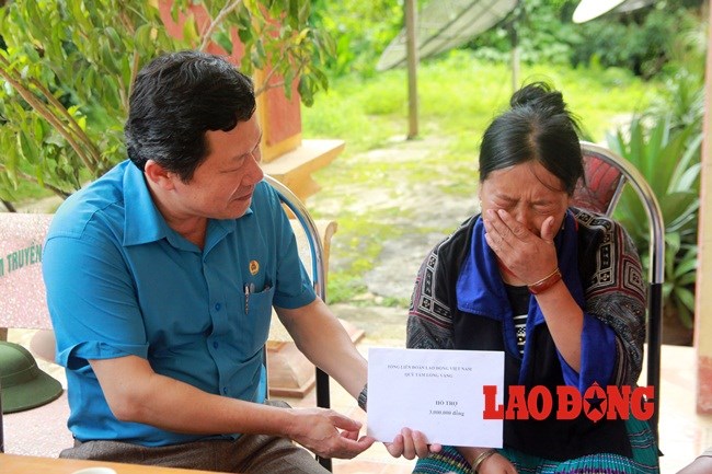 Gia đình đoàn viên CĐ có người thiệt mạng, mất tích tại Mù Cang Chải nhận hỗ trợ từ Quỹ TLV Lao Động