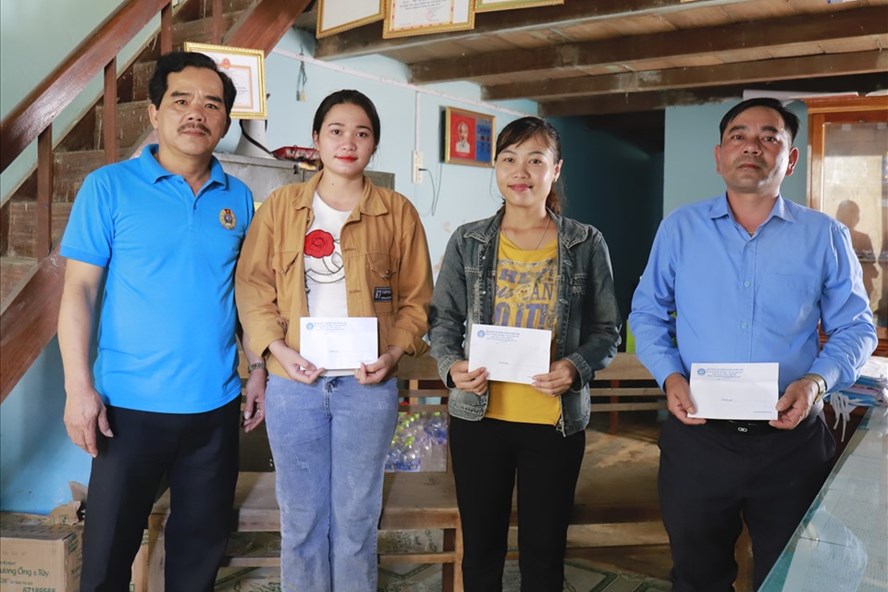 Quỹ Tấm lòng Vàng tặng tiền, sách vở cho học sinh huyện nghèo Phước Sơn