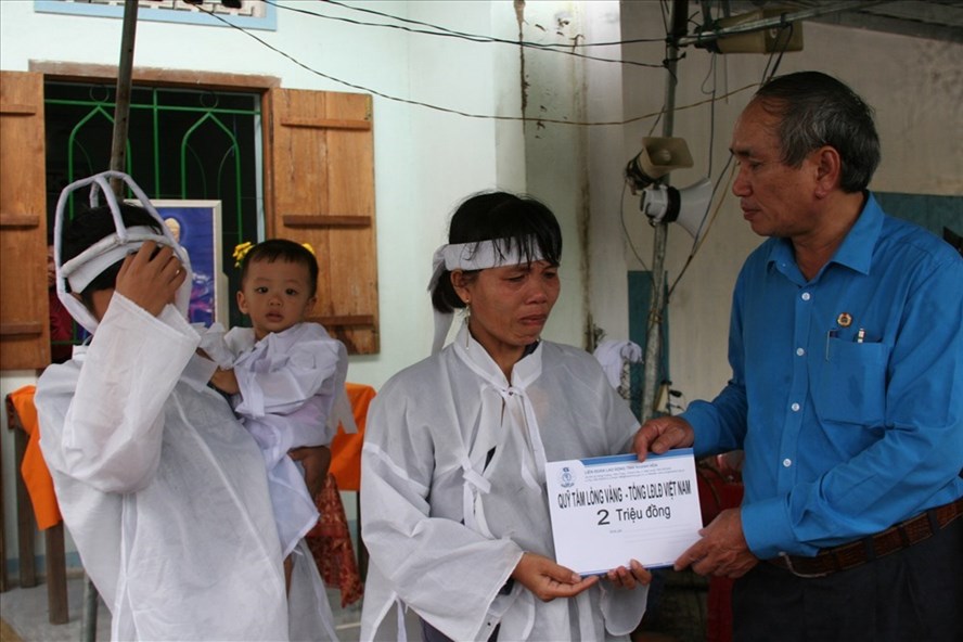 Quỹ XHTT Tấm Lòng Vàng: Chia sẻ khó khăn với người dân tỉnh Khánh Hòa sau bão lụt