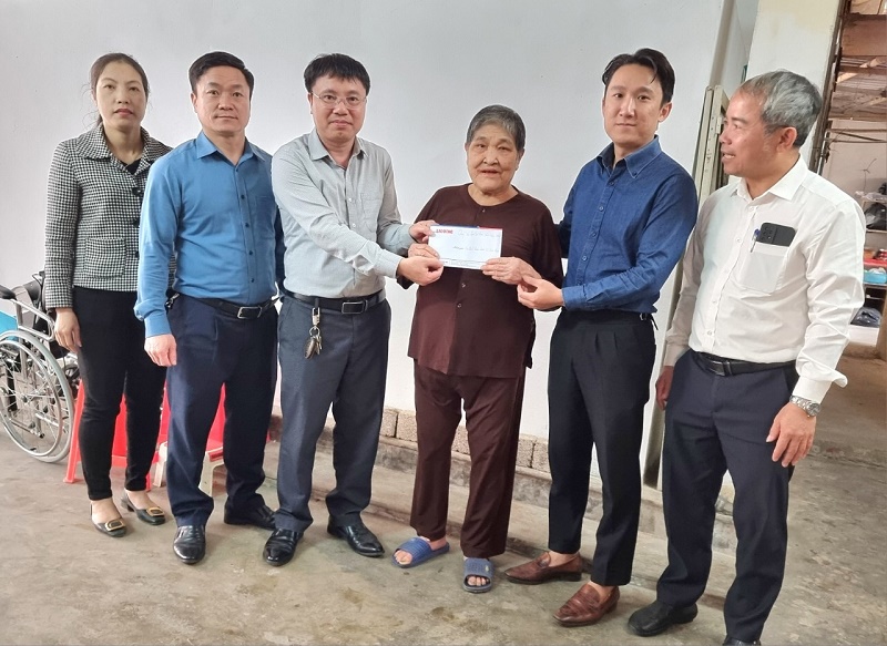 Quỹ Tấm lòng Vàng tri ân gia đình 8 liệt sĩ Gạc Ma tại Nghệ An