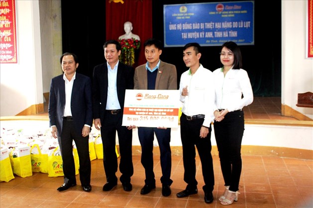 Cty Cổ phần Bóng đèn Phích nước Rạng Đông trao 2.000 suất quà tại Hà Tĩnh