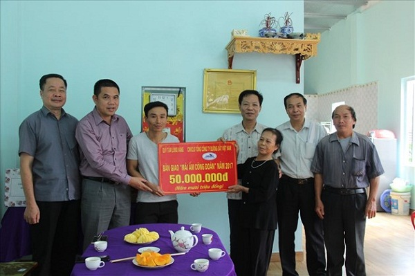 Quỹ TLV Lao Động và Công đoàn Đường sắt Việt Nam trao 2 nhà Mái ấm công đoàn tại Thanh Hoá