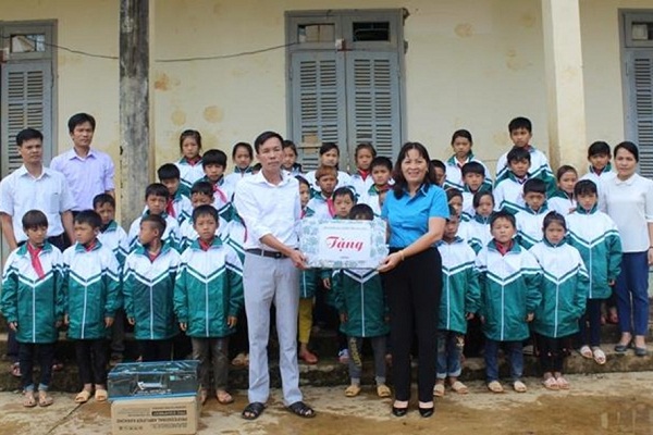 LĐLĐ tỉnh Lai Châu: Tặng quà các trường bị thiệt hại do mưa lũ