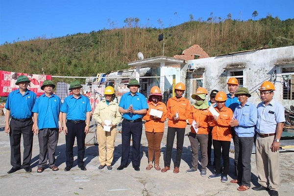 LĐLĐ Hà Tĩnh trao tiền hỗ trợ cho công nhân bị thiệt hại do bão số 10