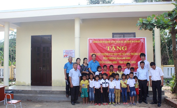 Trao phòng học cho học sinh dân tộc Vân Kiều tại bản Lâm Ninh