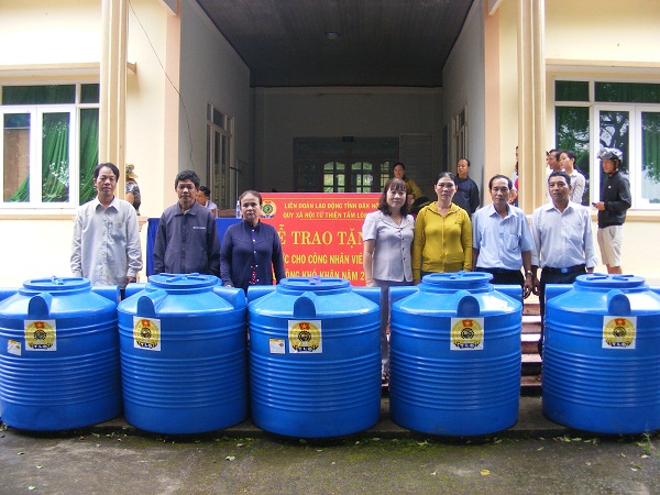 LĐLĐ TỈNH ĐẮK NÔNG: Trao tặng 200 bồn nước cho CNLĐ nghèo bị hạn hán