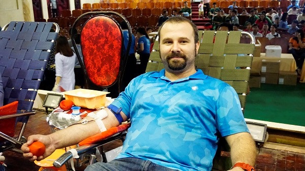 Chàng trai người Pháp hiến máu tình nguyện “chung sức vì biển đảo thân yêu“